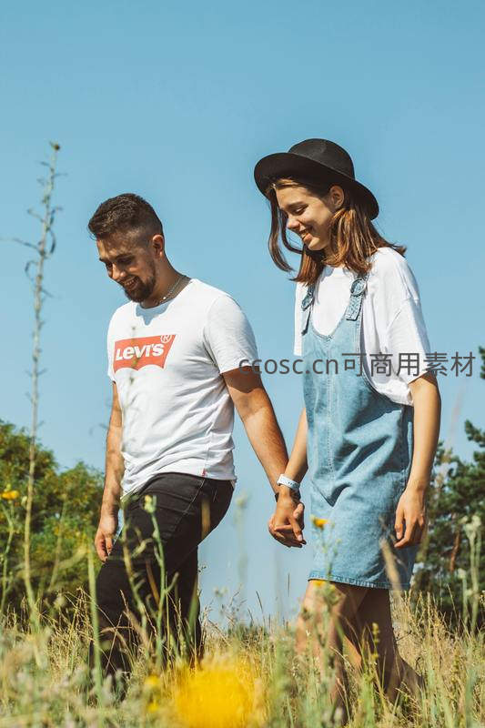 牵手漫步花田，享受阳光下的甜蜜时光