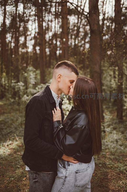 森林深处相拥亲吻，爱意在树影间流淌