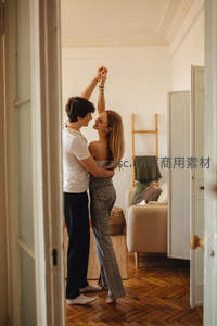 温馨室内情侣共舞浪漫瞬间