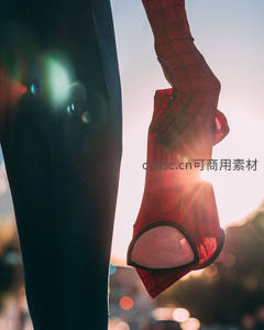 夕阳下蜘蛛侠手套特写