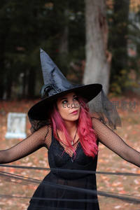 森林中粉发女巫伸展双臂