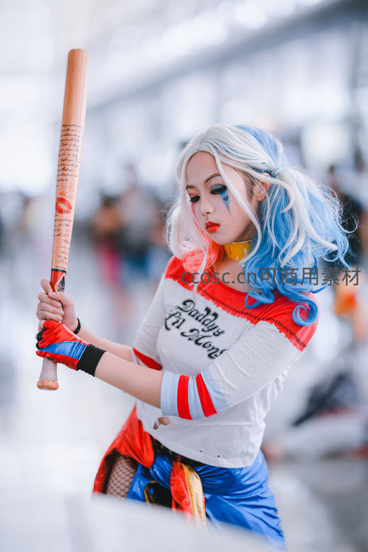 哈莉奎茵持棒球棍展现叛逆姿态