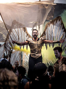 天使战士展翅高呼，街头狂欢节震撼登场