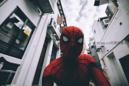 蜘蛛侠现身城市小巷，红蓝战衣俯视镜头