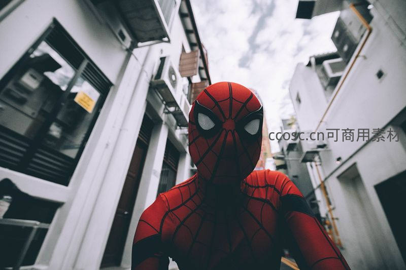 蜘蛛侠现身城市小巷，红蓝战衣俯视镜头