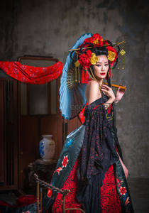 古风美人持扇执笔，华服惊艳