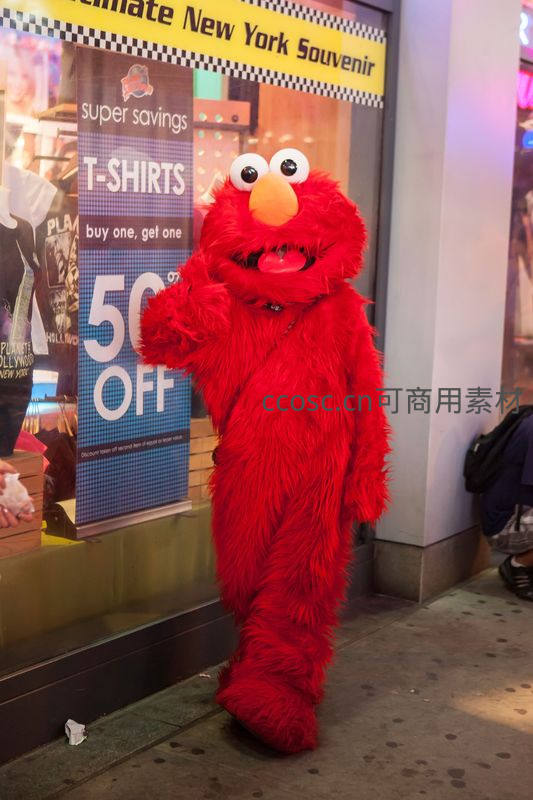 红色毛绒玩偶在纽约商店橱窗旁