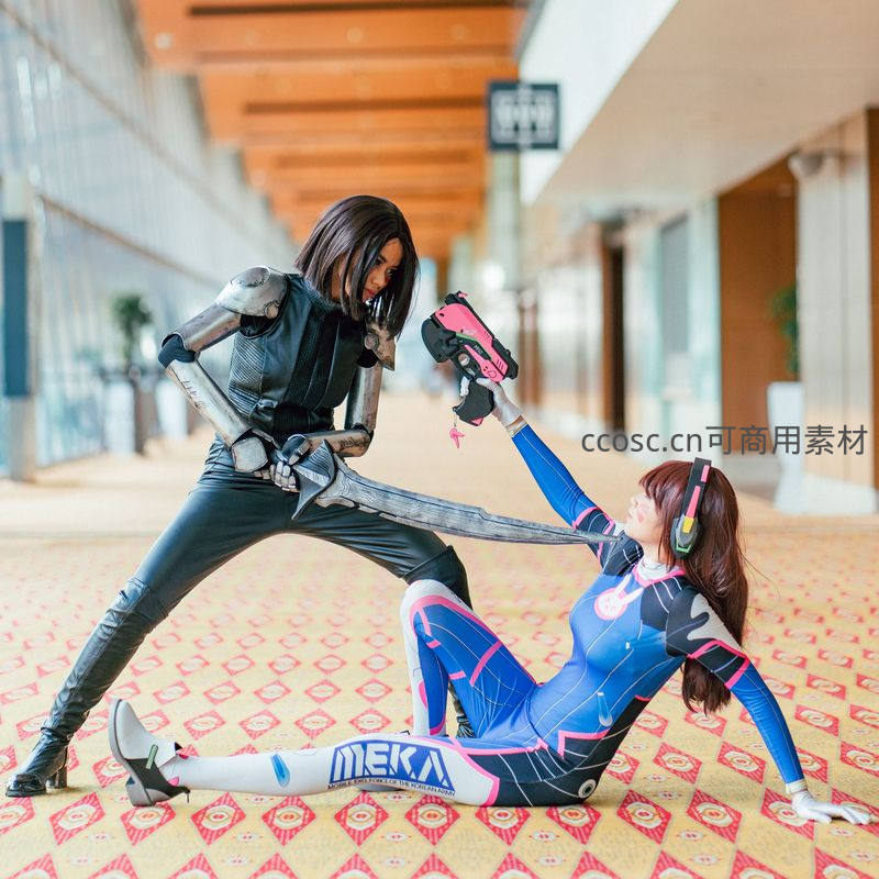 两位角色扮演者在走廊中激烈对战