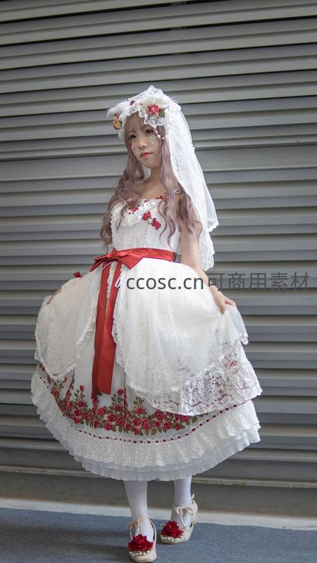 洛丽塔少女身着华丽白裙优雅伫立