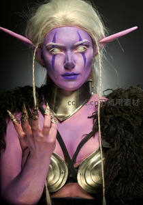 紫肤精灵角色特写展现奇幻妆容魅力
