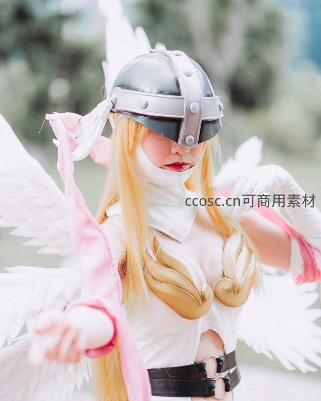 天使战士金发飘逸展翅出击