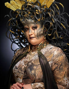 蛇发女妖华丽妆造凝视镜头