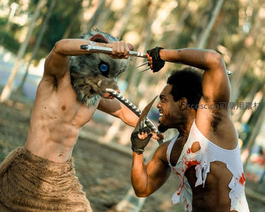 森林激斗狼人与猎人刀剑相向