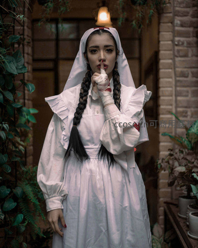 白衣修女神秘手势引人遐想