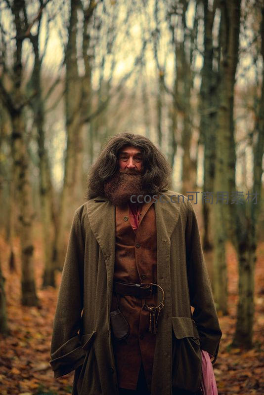 森林中的长须老者如隐士般沉静