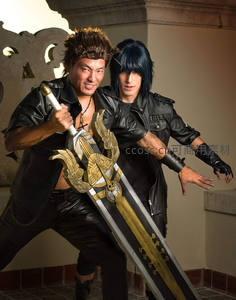 双人持剑cosplay英姿飒爽