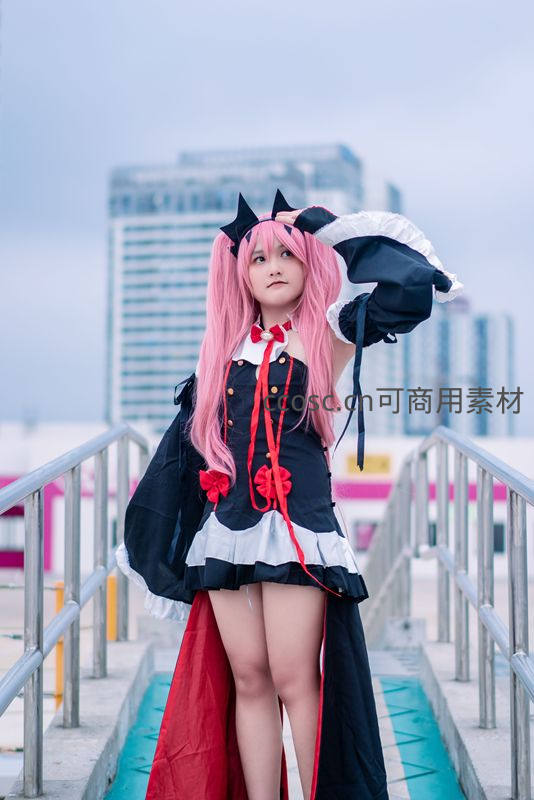 粉发少女都市天台写真