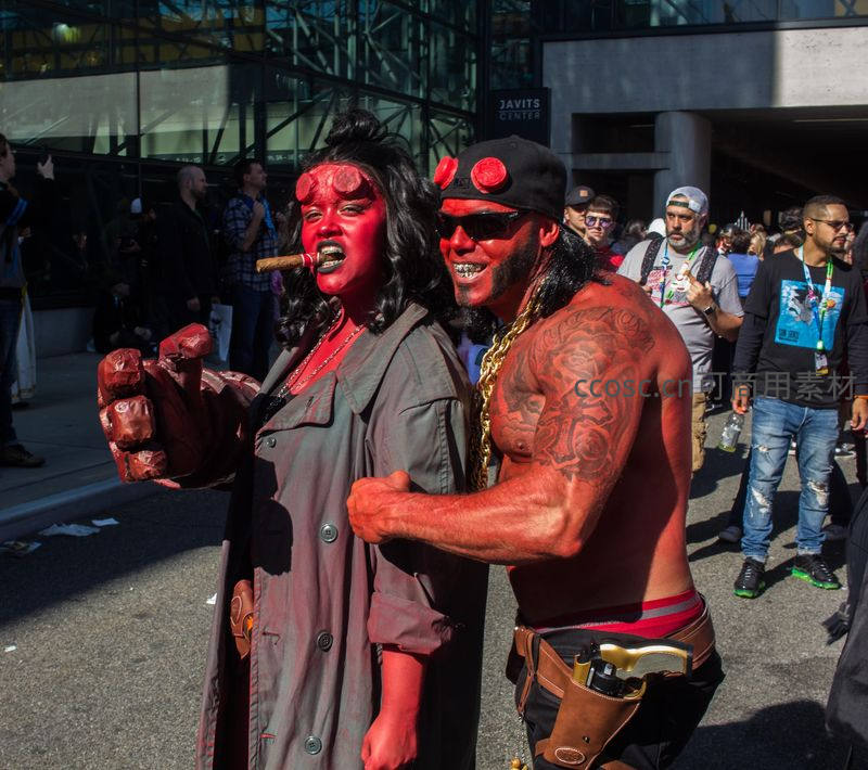 红皮肤地狱男爵cosplay街头合影