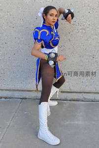 蓝衣格斗家街边摆姿