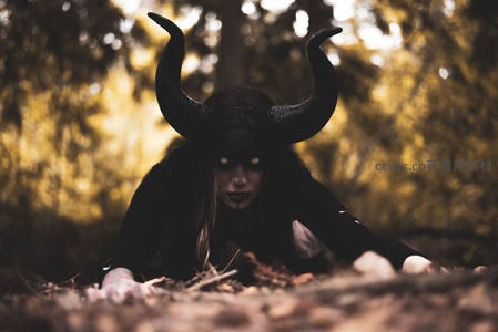 森林恶魔匍匐前行