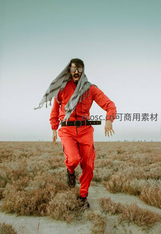 红衣男子狂奔于荒芜旷野之中