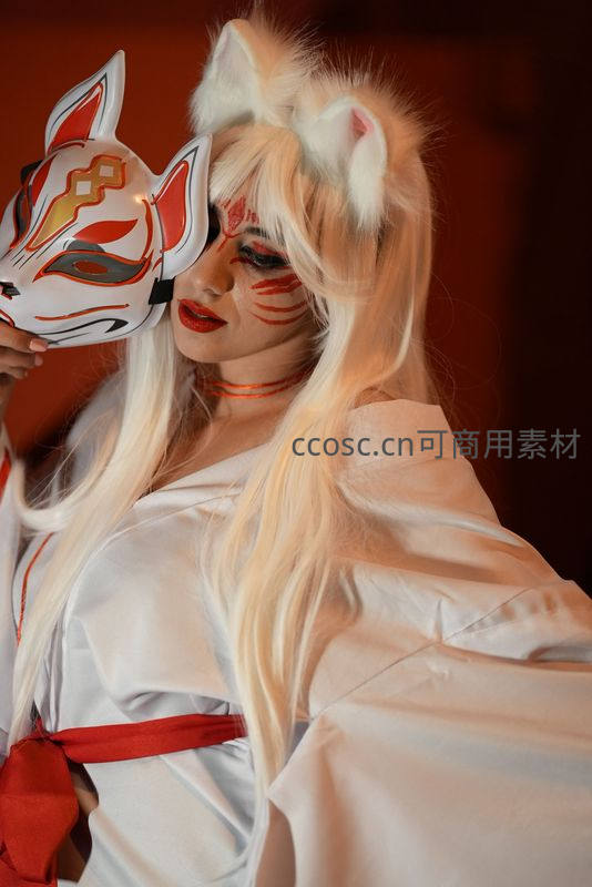 狐面少女，白发红唇映古韵