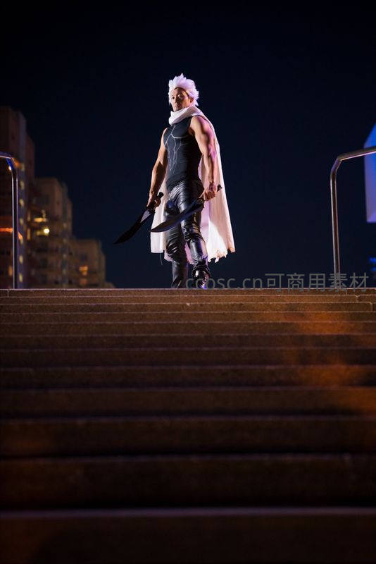 夜色台阶上的银发剑士，城市灯火为背景