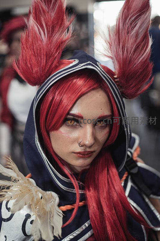 红发狐耳少女凝视镜头，精致妆容与羽毛装饰