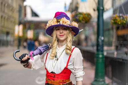 街头奇幻少女，花帽伞影映古巷