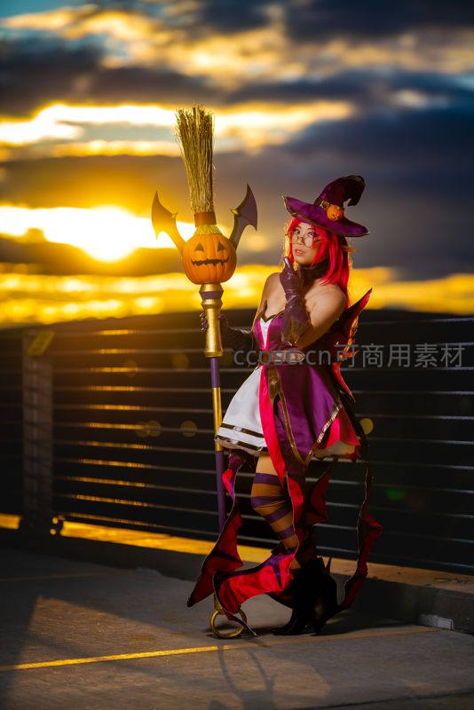暮色女巫持帚，南瓜灯下魅影翩跹