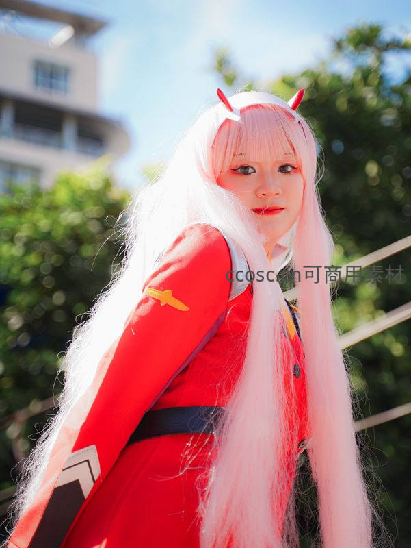 粉发少女侧颜，红衣飘逸映绿荫