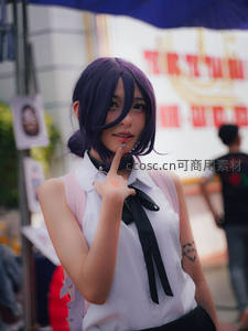 紫发少女俏皮比嘘，校园风穿搭吸睛