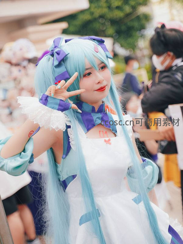 蓝发少女比耶微笑，身穿白色洛丽塔裙装