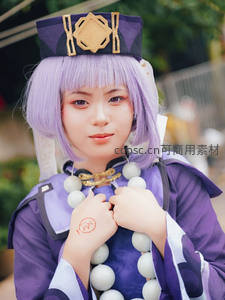 紫发少女身着华丽古风服饰，头戴精致冠饰