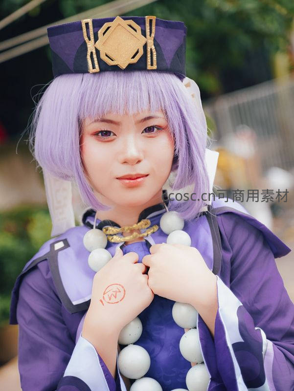 紫发少女身着华丽古风服饰，头戴精致冠饰