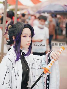 黑紫发少女手持武士刀，眼神冷峻如剑