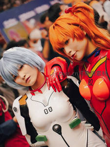 红白机甲少女亲密互动，展现经典动漫造型