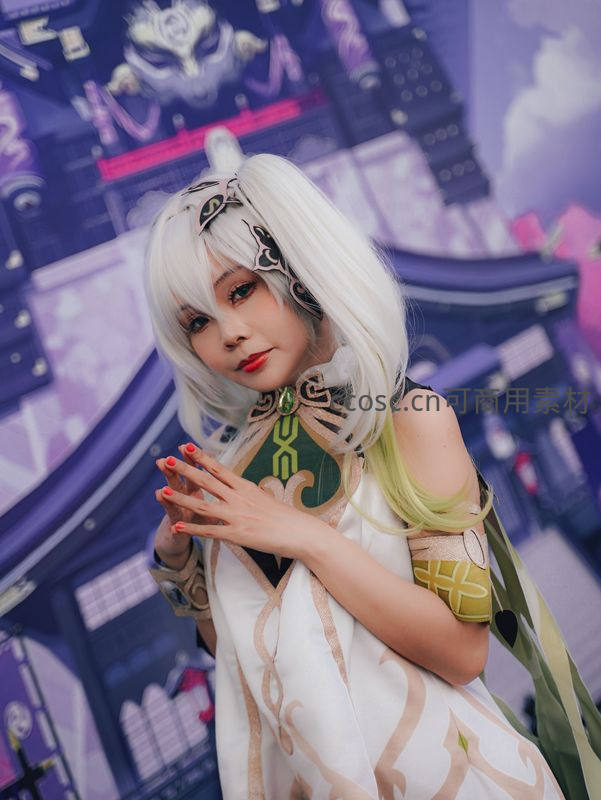 银发少女优雅抬手，身披奇幻风格长袍