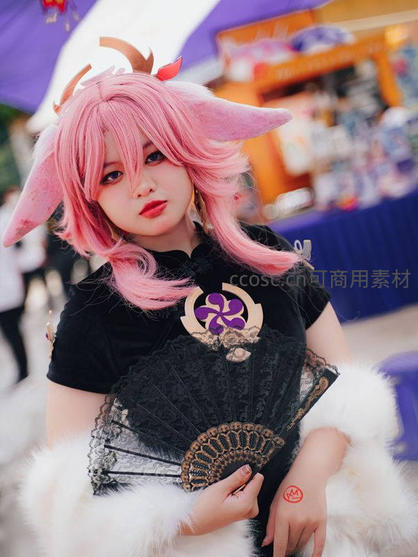 粉发少女手持黑扇，古风与现代交融