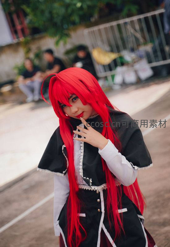 红发黑衣神秘少女