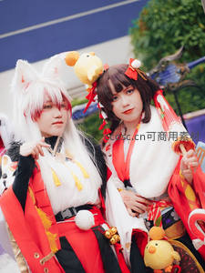 双人古风COS，红白配色萌趣十足