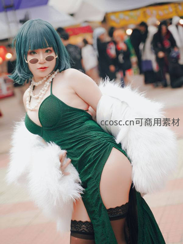 绿裙美女配白毛披肩，复古风情尽显