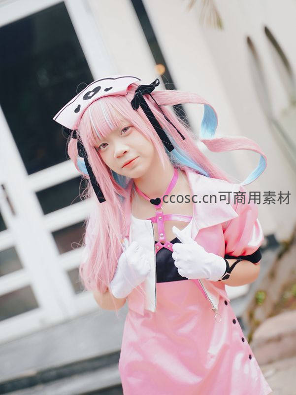 粉蓝双马尾少女比心，甜酷风格吸睛