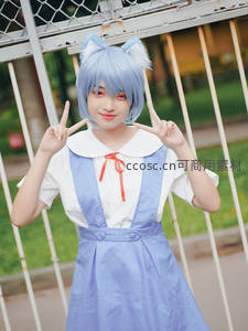 蓝发猫耳少女比V手势，笑容甜美