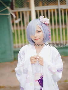 紫发少女着樱花和服，温柔微笑