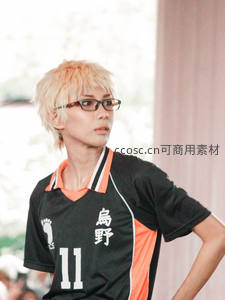 金发少年穿排球服，戴眼镜显沉稳