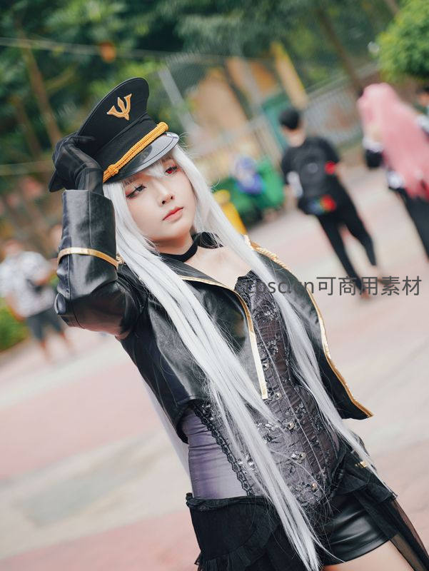 银发少女身着黑金军装，敬礼姿态英气逼人