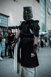 重甲战士头戴铁盔，手持利刃街头伫立