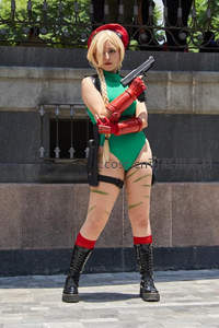 绿衣女战士持枪站立，红靴黑靴尽显飒爽