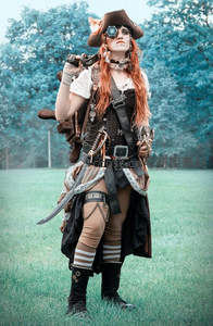 红发女海盗持剑立于青草地，蒸汽朋克风十足
